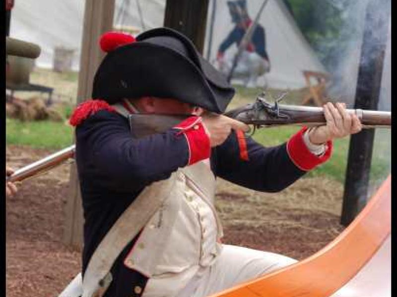 Napoleonic Bivouac в Люксембурге: солдат в трико и белом френче на детской площадке