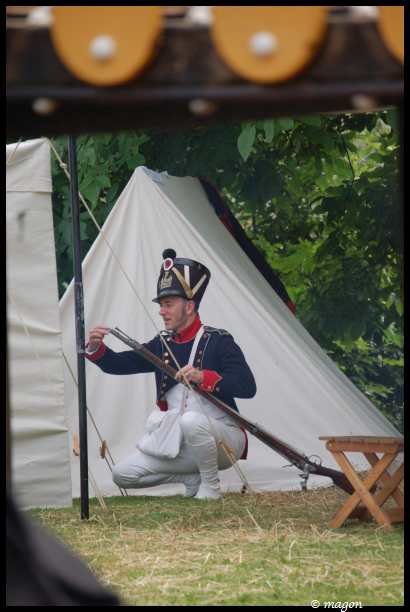 Napoleonic Bivouac в Люксембурге: солдат в позе у станции