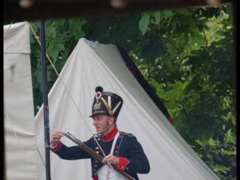 Napoleonic Bivouac в Люксембурге: солдат в позе у станции