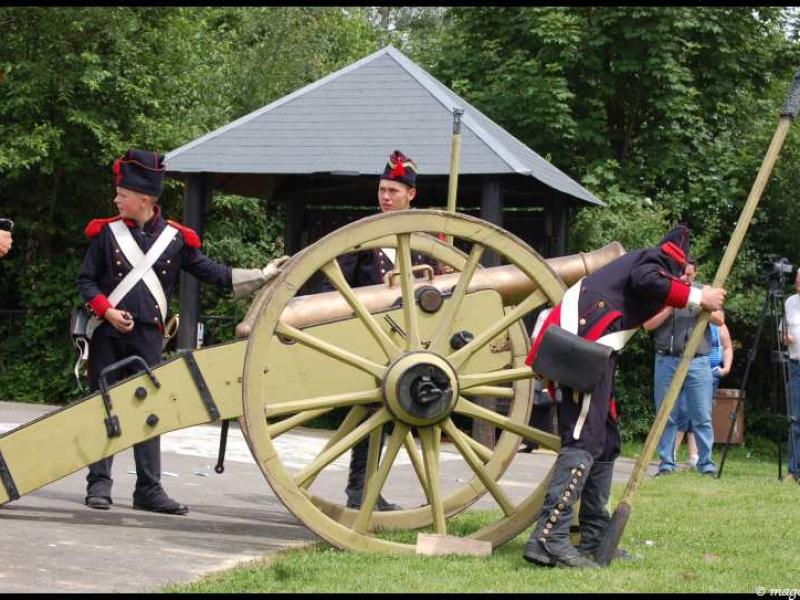 Napoleonic Bivouac в Люксембурге: пушка и солдаты в исторической реконструкции