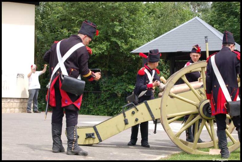 Napoleonic Bivouac в Люксембурге: солдаты у пушки с деревянными колесами