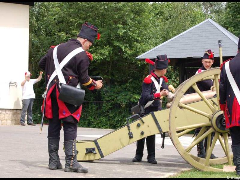 Napoleonic Bivouac в Люксембурге: солдаты у пушки с деревянными колесами