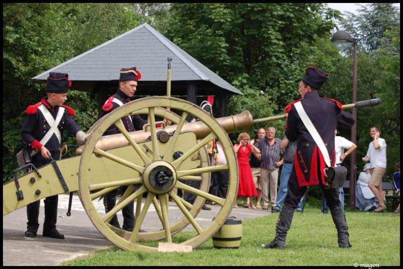 Napoleonic Bivouac в Люксембурге: артиллеристы у пушки с деревянными колесами