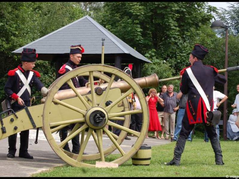 Napoleonic Bivouac в Люксембурге: артиллеристы у пушки с деревянными колесами
