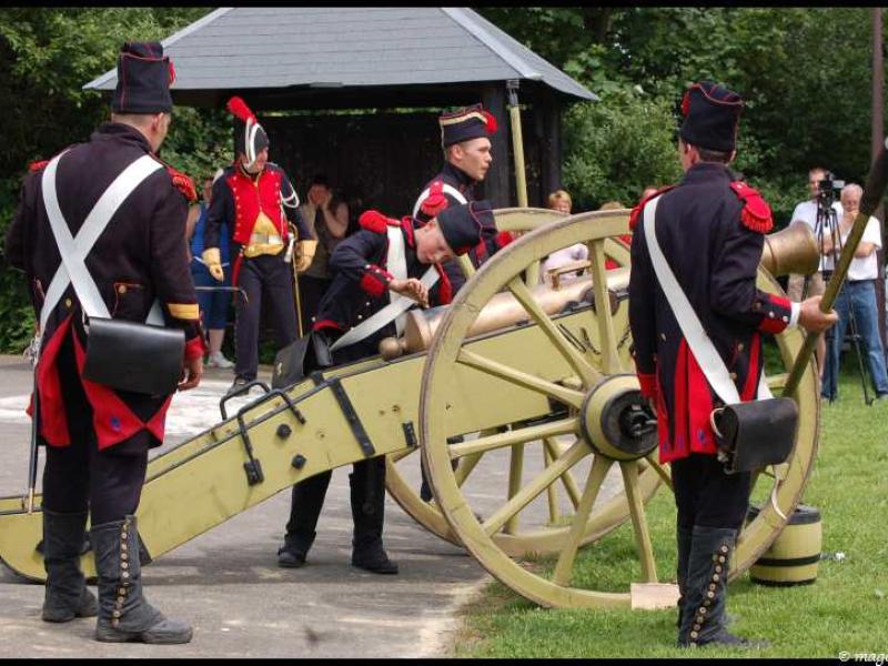 Napoleonic Bivouac в Люксембурге: солдаты у пушки 1810-х