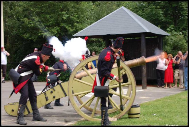 Napoleonic Bivouac в Люксембурге: выстрел из пушки с дымом и огнём