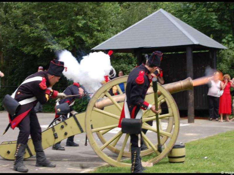 Napoleonic Bivouac в Люксембурге: выстрел из пушки с дымом и огнём