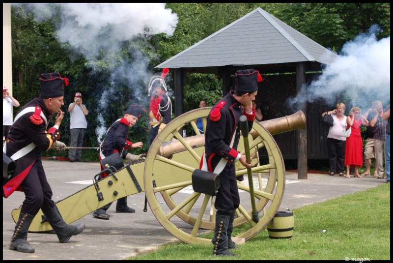 Napoleonic Bivouac в Люксембурге: солдаты заряжают пушку под дымом