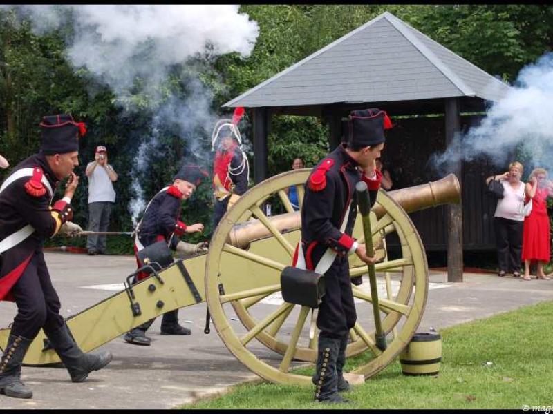 Napoleonic Bivouac в Люксембурге: солдаты заряжают пушку под дымом