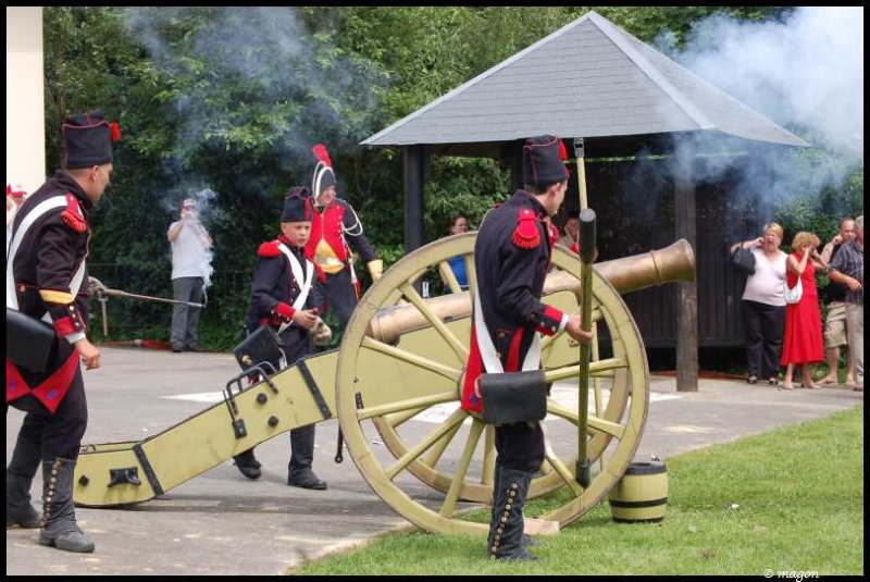 Napoleonic Bivouac в Люксембурге: солдаты у пушки с дымом
