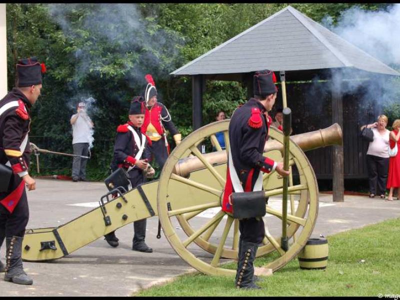 Napoleonic Bivouac в Люксембурге: солдаты у пушки с дымом