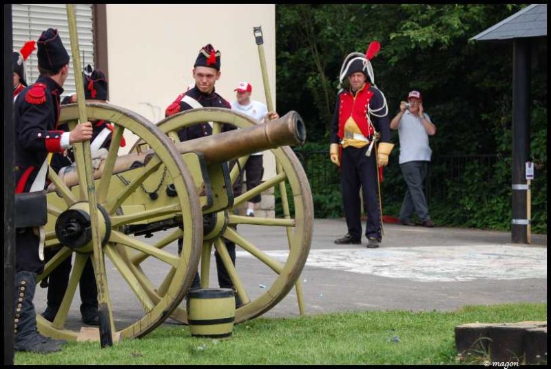 Napoleonic Bivouac в Люксембурге: солдаты у пушки с деревянными колёсами