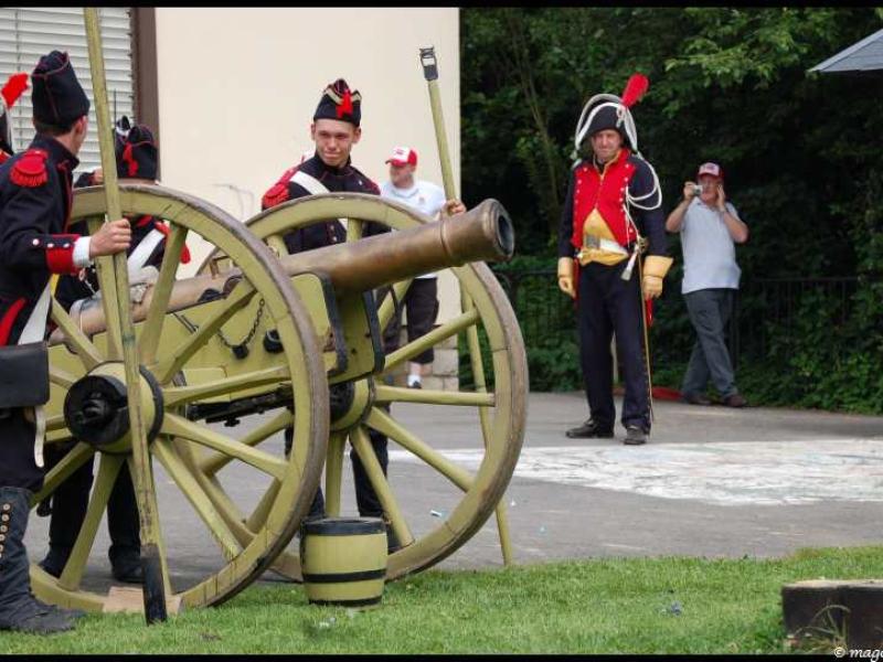 Napoleonic Bivouac в Люксембурге: солдаты у пушки с деревянными колёсами