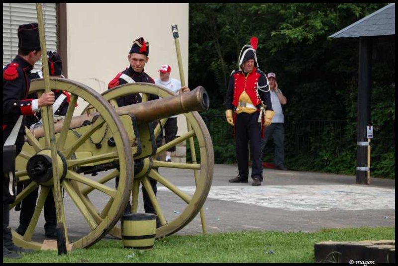 Napoleonic Bivouac в Люксембурге: пушка и солдаты в исторических костюмах