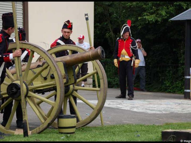 Napoleonic Bivouac в Люксембурге: пушка и солдаты в исторических костюмах