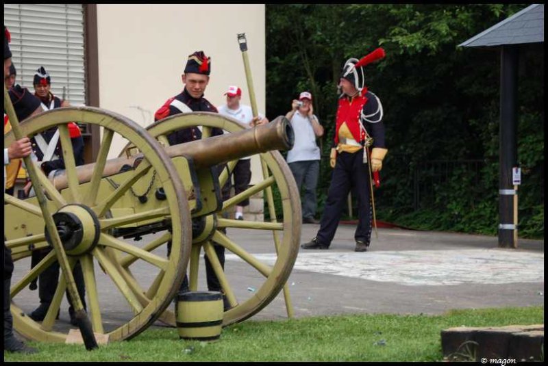 Napoleonic Bivouac в Люксембурге: пушка и солдаты в исторических костюмах