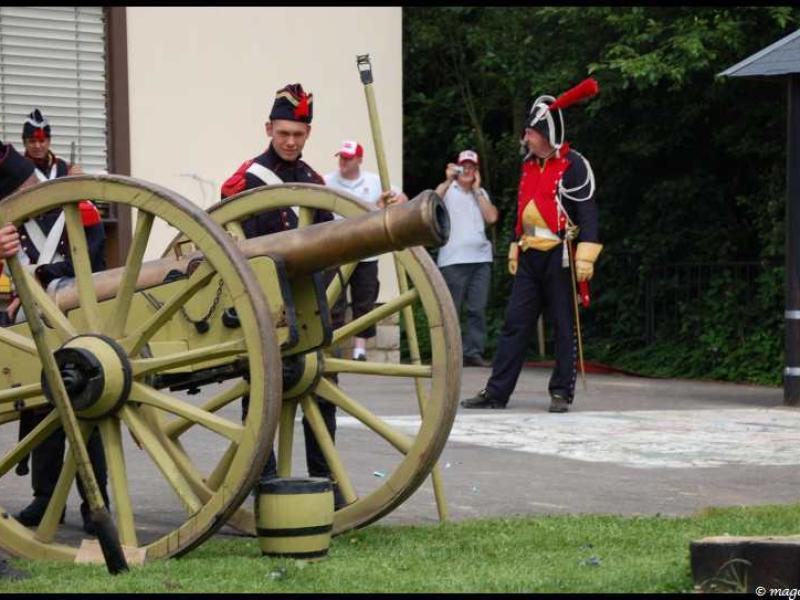 Napoleonic Bivouac в Люксембурге: пушка и солдаты в исторических костюмах
