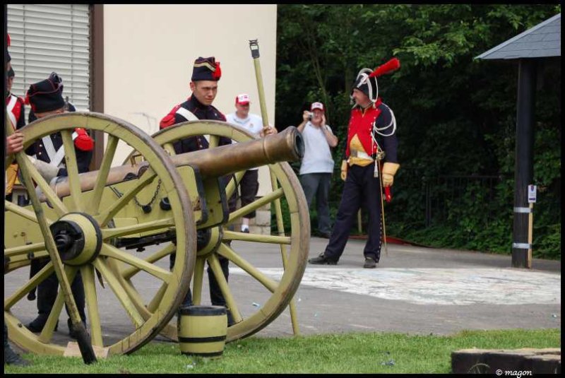 Napoleonic Bivouac в Люксембурге: пушка и солдаты в исторических костюмах