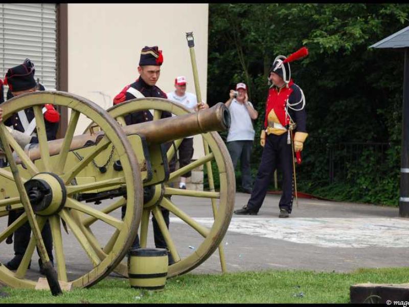 Napoleonic Bivouac в Люксембурге: пушка и солдаты в исторических костюмах