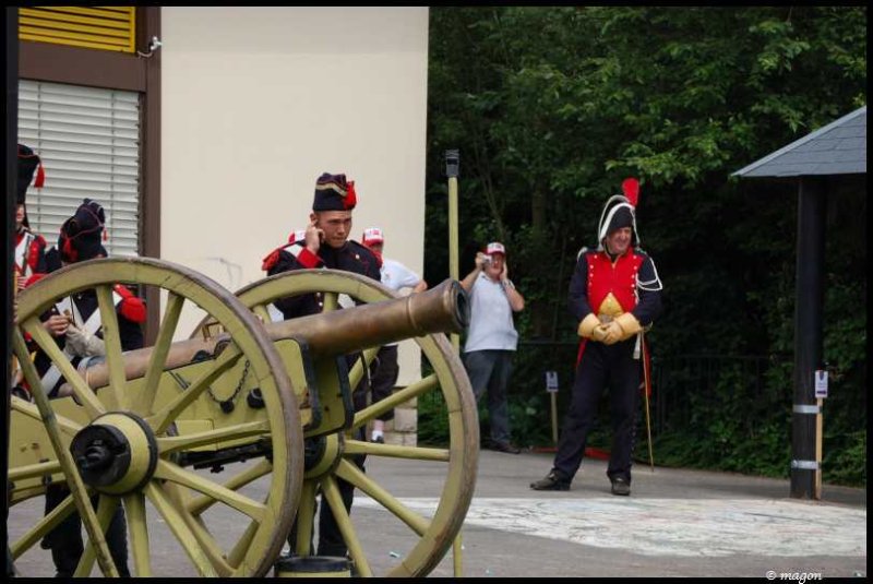 Napoleonic Bivouac в Люксембурге: пушка и солдаты в исторических костюмах