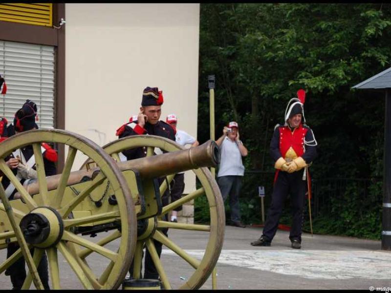 Napoleonic Bivouac в Люксембурге: пушка и солдаты в исторических костюмах