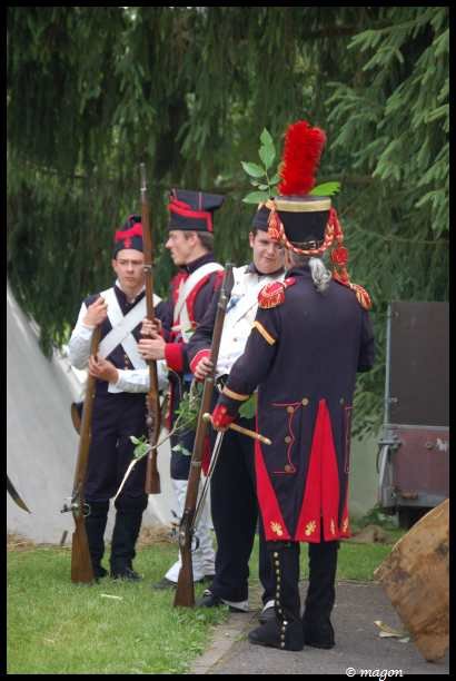 Napoleonic Bivouac в Люксембурге: солдаты в красно-чёрных мундирах у палатки