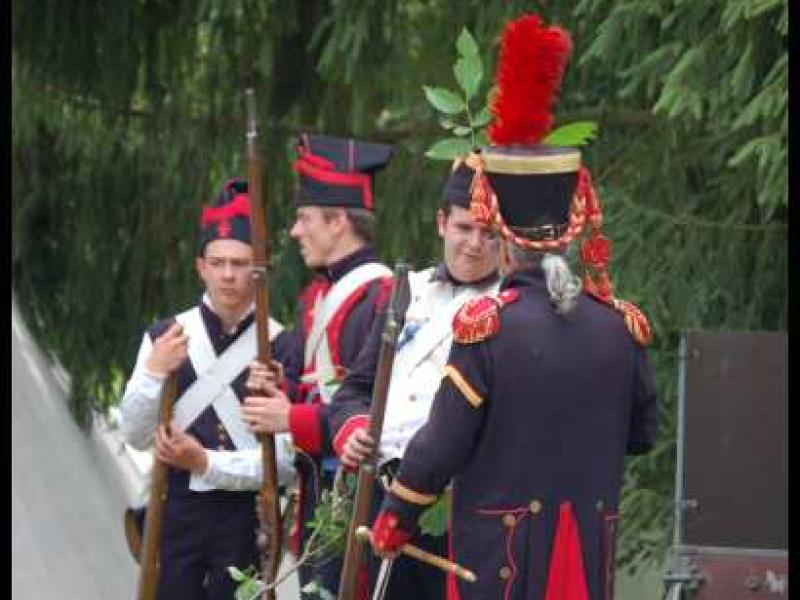 Napoleonic Bivouac в Люксембурге: солдаты в красно-чёрных мундирах у палатки