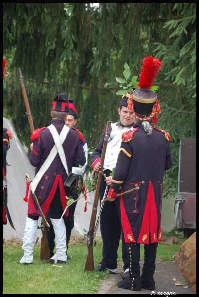 Napoleonic Bivouac в Люксембурге: солдаты в красно-чёрных мундирах с плюмажами