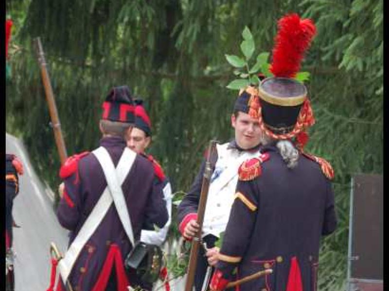 Napoleonic Bivouac в Люксембурге: солдаты в красно-чёрных мундирах с плюмажами