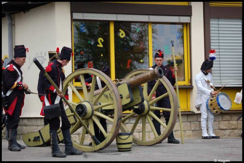 Napoleonic Bivouac в Люксембурге: пушка и солдаты в исторических костюмах