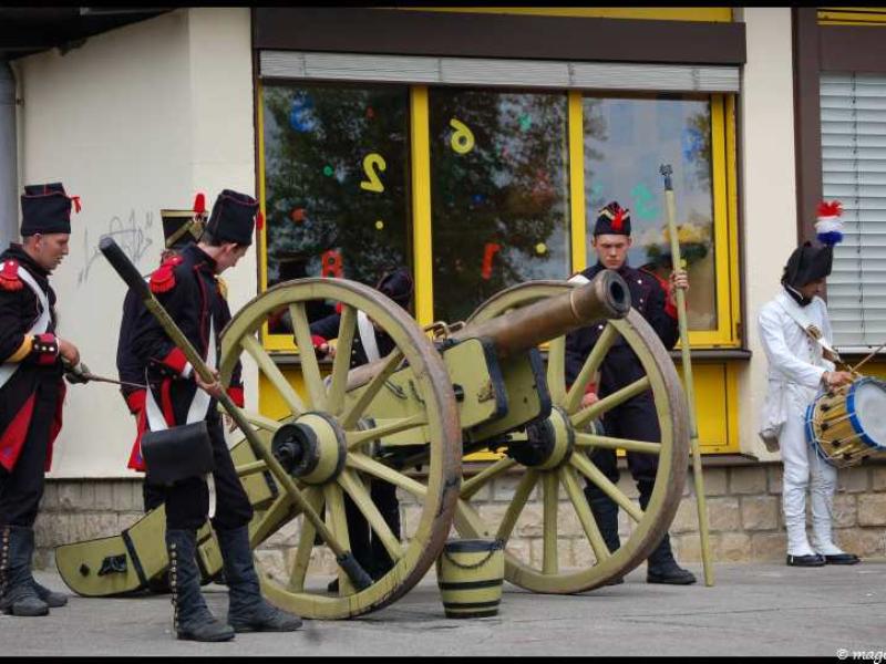 Napoleonic Bivouac в Люксембурге: пушка и солдаты в исторических костюмах