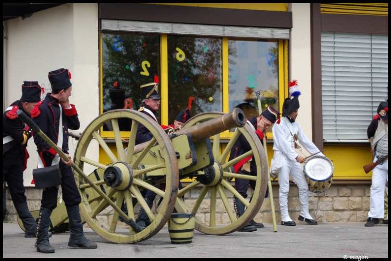 Napoleonic Bivouac в Люксембурге: артиллеристы у пушки с деревянными колесами