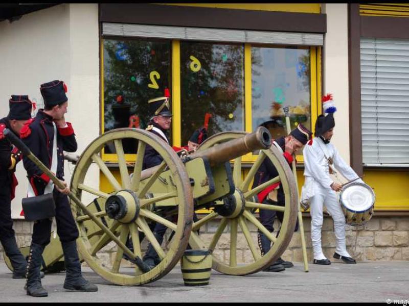 Napoleonic Bivouac в Люксембурге: артиллеристы у пушки с деревянными колесами