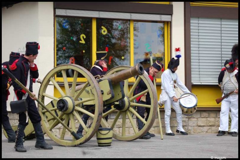 Napoleonic Bivouac в Люксембурге: пушка и барабан на улице с желтыми окнами