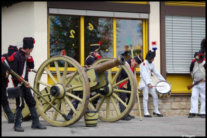 Napoleonic Bivouac в Люксембурге: артиллеристы и барабанщик у пушки с деревянными колёсами