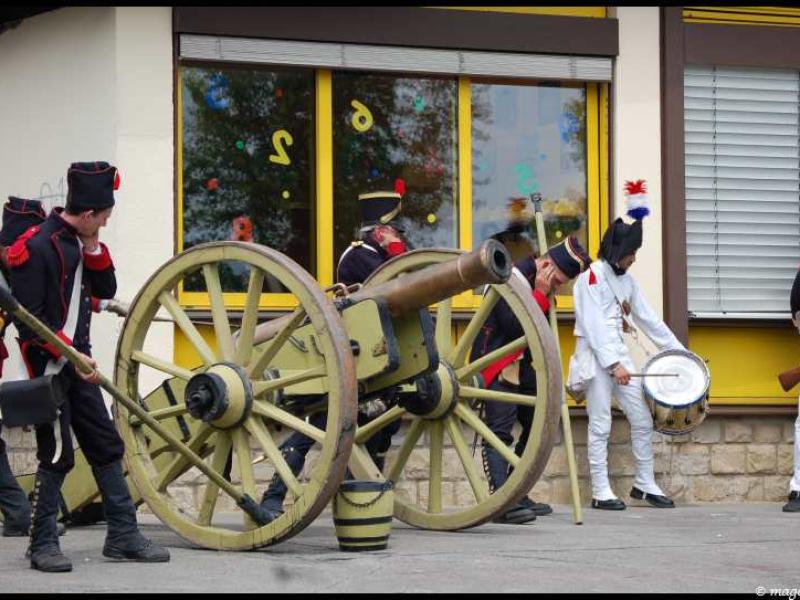 Napoleonic Bivouac в Люксембурге: артиллеристы и барабанщик у пушки с деревянными колёсами