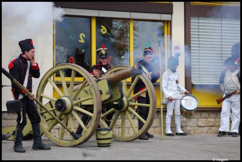 Napoleonic Bivouac в Люксембурге: пушка, барабан и солдаты в исторических костюмах