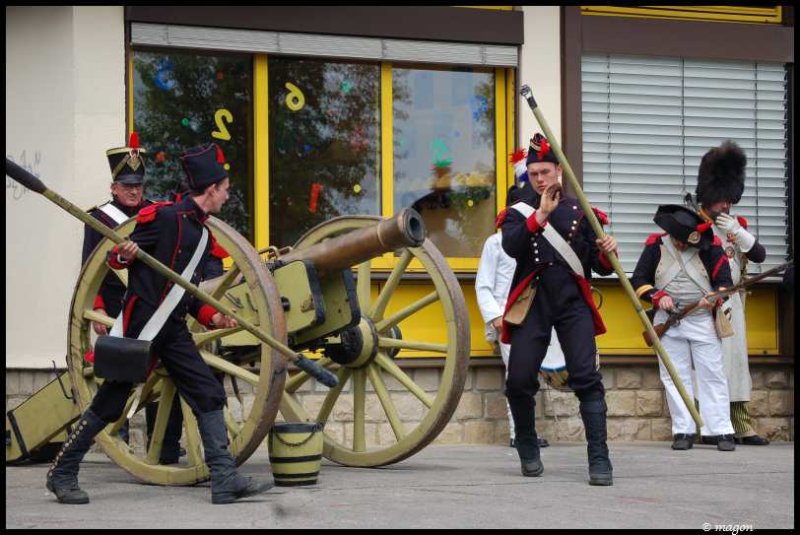 Napoleonic Bivouac в Люксембурге: солдаты у пушки с деревянными колесами