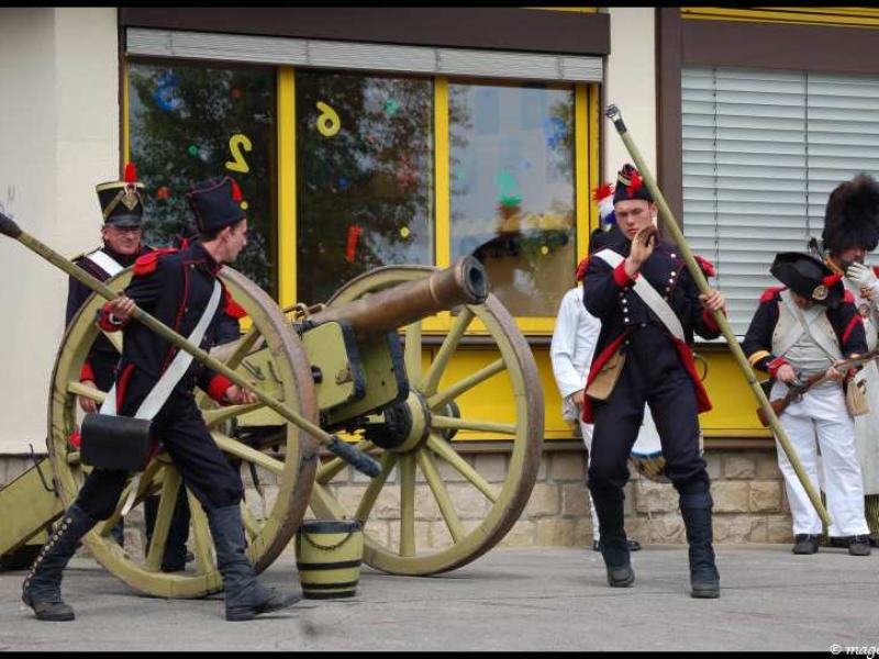 Napoleonic Bivouac в Люксембурге: солдаты у пушки с деревянными колесами
