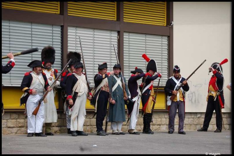 Napoleonic Bivouac в Люксембурге: солдаты в мундирах эпохи Наполеона у здания с жалюзи