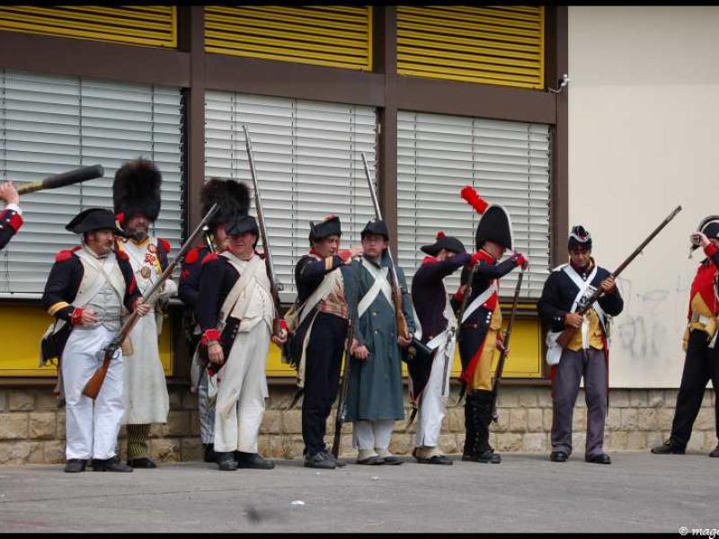 Napoleonic Bivouac в Люксембурге: солдаты в мундирах эпохи Наполеона у здания с жалюзи