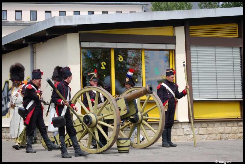 Napoleonic Bivouac в Люксембурге: солдаты у пушки у современного здания