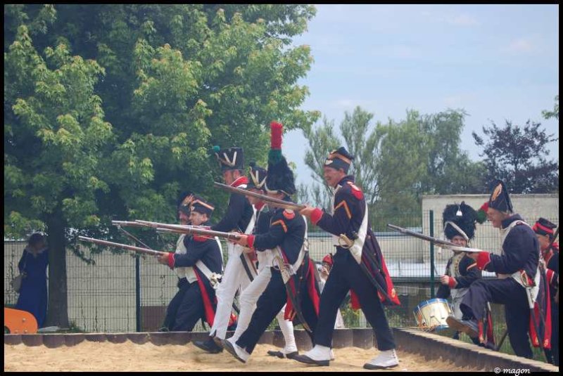 Napoleonic Bivouac в Люксембурге: солдаты в мундирах 1810-х с штыками и барабаном