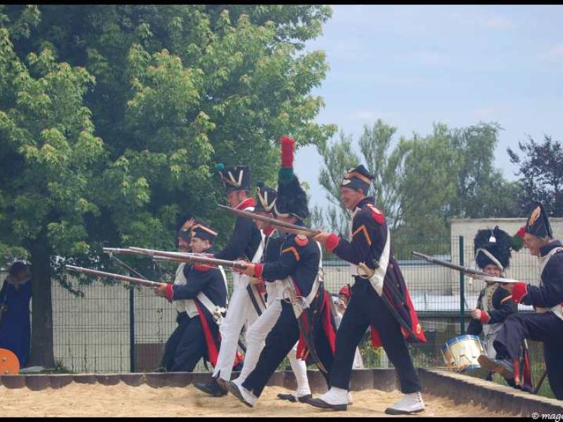 Napoleonic Bivouac в Люксембурге: солдаты в мундирах 1810-х с штыками и барабаном