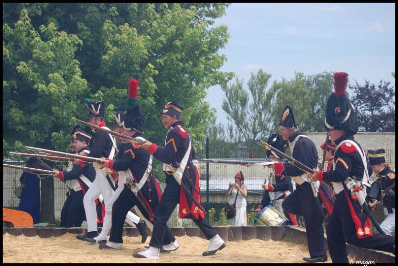 Napoleonic Bivouac в Люксембурге: солдаты в черных мундирах с красными акцентами маршируют по песчаной площадке