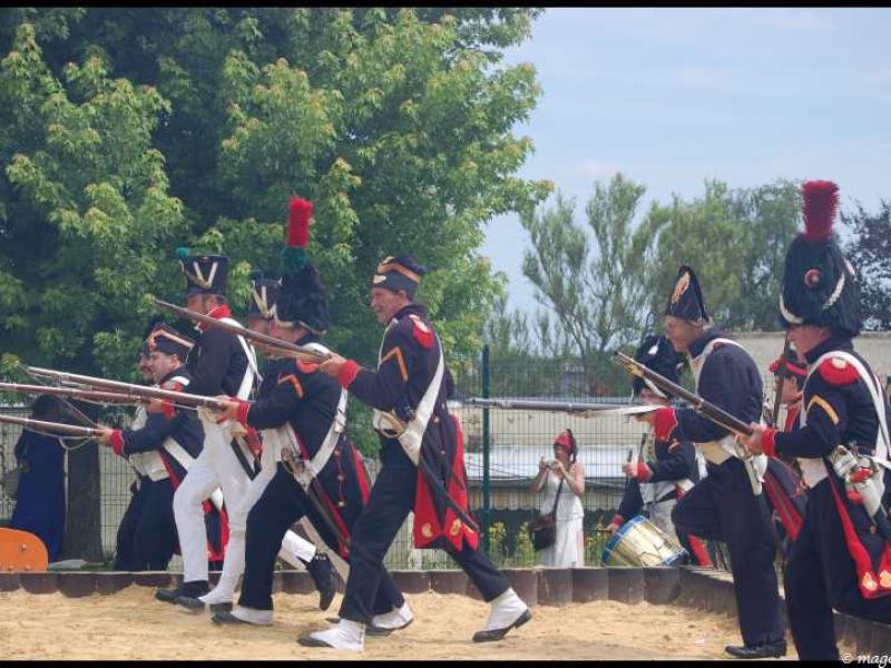 Napoleonic Bivouac в Люксембурге: солдаты в черных мундирах с красными акцентами маршируют по песчаной площадке