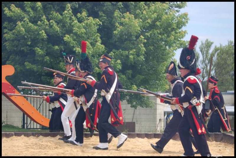 Napoleonic Bivouac в Люксембурге: солдаты в мундирах эпохи Наполеона маршируют по песку