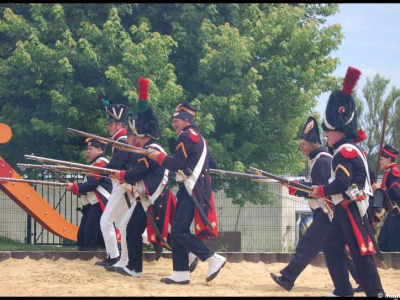 Napoleonic Bivouac в Люксембурге: солдаты в мундирах эпохи Наполеона маршируют по песку