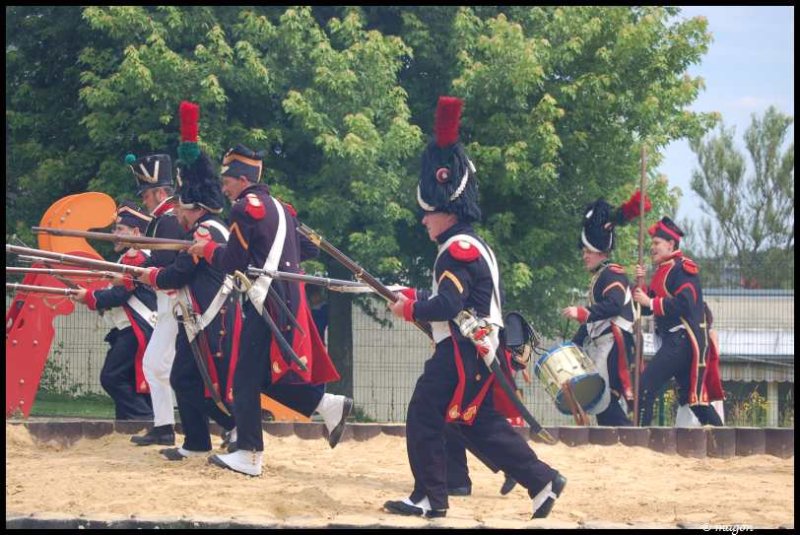 Napoleonic Bivouac в Люксембурге: солдаты в красно-чёрных мундирах с пиками и барабаном