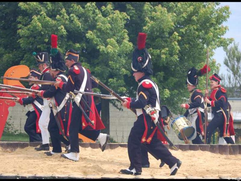 Napoleonic Bivouac в Люксембурге: солдаты в красно-чёрных мундирах с пиками и барабаном